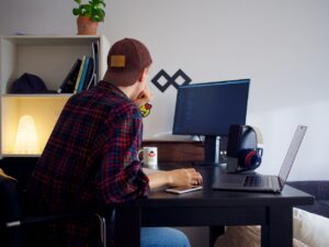 Développeur en train de travailler sur un ordinateur