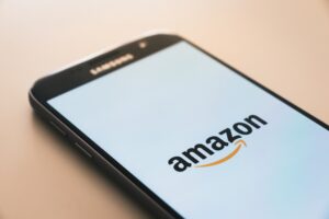 Smartphone affichant le logo Amazon