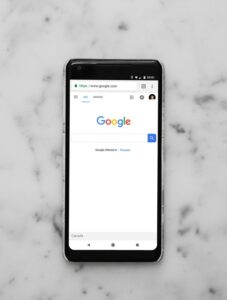 Smartphone affichant la page Google Search