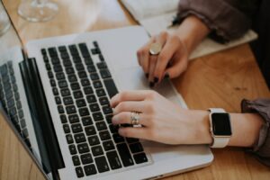 Business woman cherchant des informations sur la liaison des ERP avec un CMS