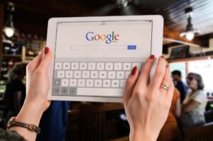 Personne allant chercher des informations sur Google