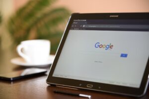 Tablette avec page web Google Search ouverte 